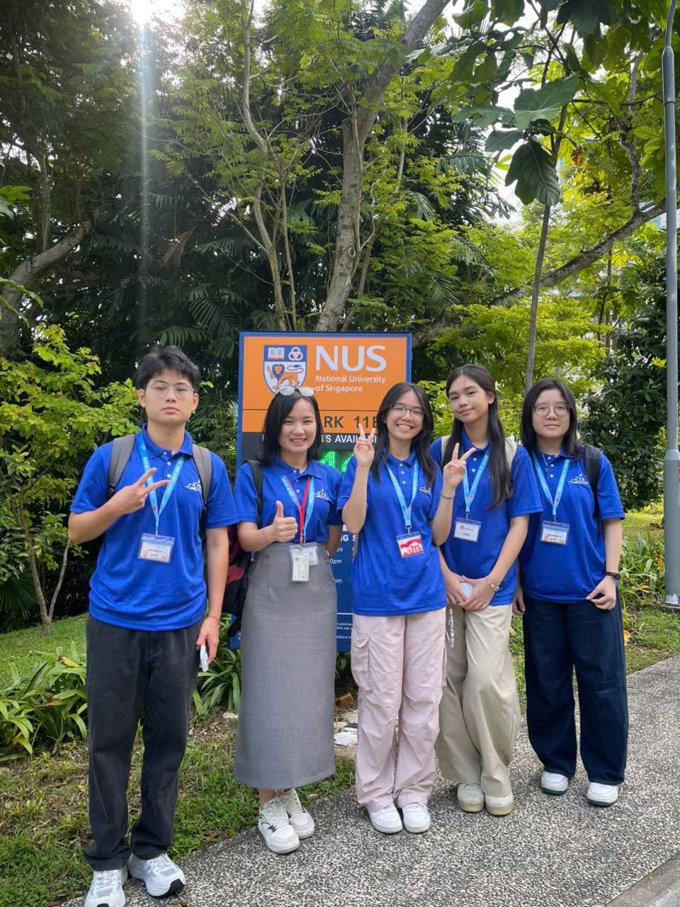 Visiting the National University of Singapore (NUS) during the summit.
