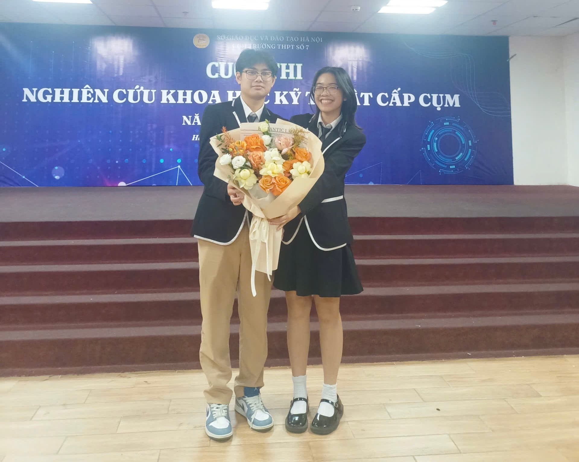Bao Nam and Ha Chi at the cluster-level Science-and-Engineering Research contest