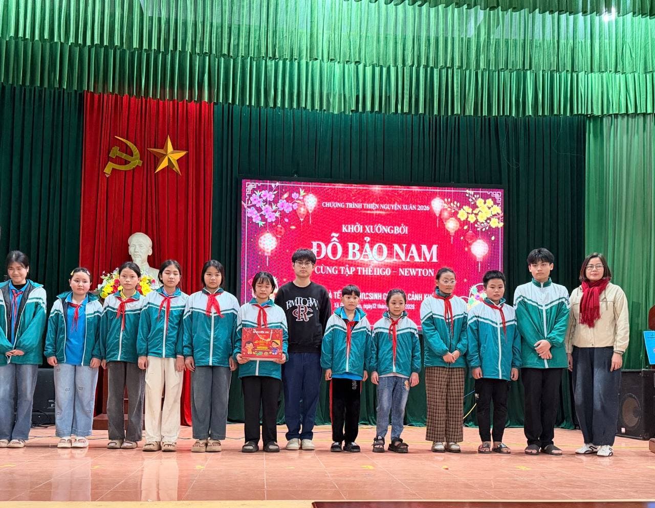Đỗ Bảo Nam — founder of the Thiện Nguyện Xuân 2026 programme, presenting scholarships on stage